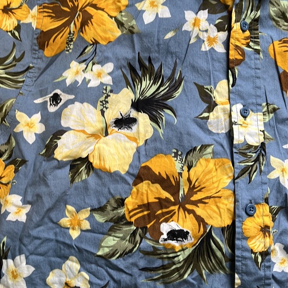 Tilly’s blue floral shirt-sleeve button-up - Picture 2 of 4